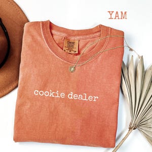 Comfort Colors® Cookie Dealer Graphic T-shirt, rolig mamma-t-shirt, bakrea-tröja, present till flickscoutledare bild 7