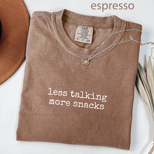 Comfort Colors® Less Talking More Snacks-tröja, snackälskare-tröja, rolig mattröja, introvert tröja, present till matälskare, sarkastisk tröja, humor