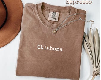 Comfort Colors® オクラホマグラフィックTシャツ、レトロなSooner State Tシャツ、面白い南部シャツ、彼女へのヴィンテージ観光ギフト