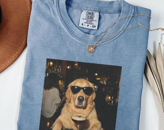 Camiseta Comfort Colors® Golden Retriever Martini para Cachorro, Camiseta Estilosa com Óculos de Sol para Bar, Presente Divertido para Amantes de Espresso Martini, Camiseta Humorística para Festas e Amantes de Cães
