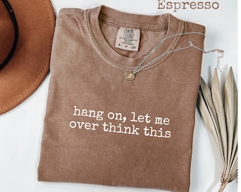 Comfort Colors®「Hang On Let Me Overthink This」Tシャツ、女性にも男性にも使える面白いTシャツ、考えすぎグラフィックTシャツ、皮肉なギフト、不安Tシャツ