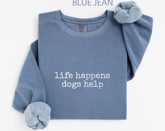Comfort Colors® Life Happens Dogs Hilfe Sweatshirt, Hunde-Liebhaber-Geschenk, lustiges Hunde-Shirt, Hunde-Mama-Geschenk, Hunde-Papa-Shirt, Hunderettungs-Shirt, Haustier-Besitzer