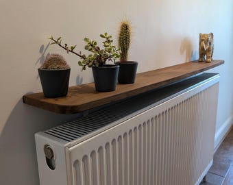 Mensola per radiatore in MDF: installazione senza fori, staffe nascoste, angoli arrotondati