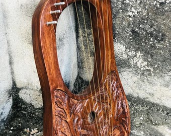 Arpa de lira de palisandro con diseño floral, de primera calidad, hecha a mano, con 10 cuerdas de metal, con llave de afinación, cuerdas y funda gratis.