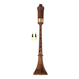 Könnte beinhalten: Eine Holzflöte mit brauner und schwarzer Holzmaserung. Die Flöte hat ein Messingband um die Oberseite und einen ausgestellten Schalltrichter unten. Zwei kleine gelbe und schwarze Reinigungsbürsten sind im Lieferumfang enthalten.