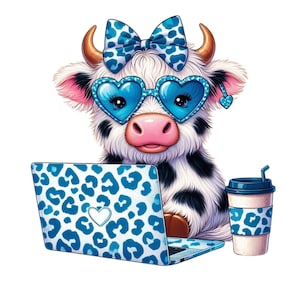Può includere: Illustrazione di una mucca con occhiali da sole a forma di cuore e un fiocco, che lavora su un laptop. Il laptop e una tazza di caffè presentano un motivo leopardato blu. La mucca ha pelo bianco e nero, orecchie rosa e naso rosa.