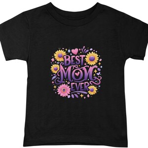 以下が含まれることがあります： 「Best Mom Ever」というテキストとピンク、パープル、イエローのフラワーデザインが施された黒いTシャツです。