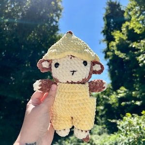 Virkad apaplysch i banankostym | Handgjord amigurumi-leksak