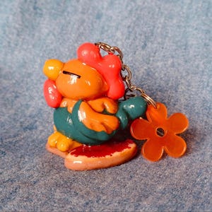 Lindo llavero de gallo, personaje en miniatura de arcilla polimérica hecho a mano, colorido pájaro de dibujos animados kawaii, tostada con mermelada, dije para bolso de verano.