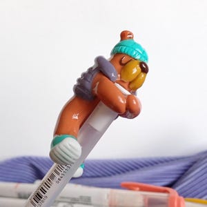 Oso de arcilla polimérica, accesorio hipster genial, papelería kawaii, decoración con lápiz, dije de animal estilo caricatura, figura esculpida a mano, regalo personal nerd