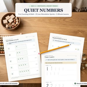 Peut inclure: Fiches pédagogiques intitulées Quiet Numbers avec des exercices de comptage et de traçage pour enfants. Les pages présentent des cadres de dix, la formation des nombres et des tâches de comptage. Un crayon jaune repose sur les feuilles, avec un boulier en bois et un bol de blocs en bois.