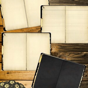 K&ouml;nnte beinhalten: Eine Sammlung offener Journale mit gealterten Papierseiten, einige liniert und einige gepunktet, auf einem Holzgrund. Die Journale haben schwarze Einb&auml;nde und goldene Akzente. Text enth&auml;lt "Hyperlinked Digital Junk Journal" und "Mira Calligraphae Monumenta".