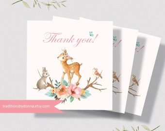 Pode incluir: Obrigado! Um conjunto de quatro etiquetas de agradecimento brancas com uma ilustração em aquarela de um veado, um coelho e dois pássaros em um galho com flores rosa e brancas. O texto "Obrigado!" está impresso em rosa.