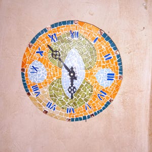 Relógio de parede em mosaico
