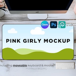 Può includere: Un tappetino per scrivania con un design paesaggistico e la scritta "PINK GIRLY MOCKUP". Il tappetino include la scritta "including moveable keyboard & mouse". Lo sfondo presenta un cielo blu, nuvole bianche e colline verdi. Sono visibili anche le icone di Canva, Photoshop e una versione gratuita di Photoshop.