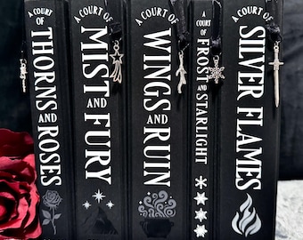Reliure de la série ACOTAR, A Court of Thrones and Roses de Sarah J. Maas, éditions personnalisées avec bords peints au pochoir et peints, breloques et pages de garde