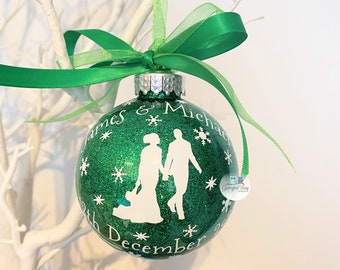 Adorno navideño personalizado para recién casados, adorno navideño para pareja, adorno navideño para nuestra primera Navidad, regalo de boda de invierno