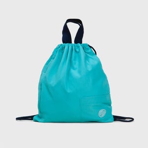 Könnte beinhalten: Türkisfarbener Rucksack mit Kordelzug, marineblauem Griff und Kordelzugverschluss. Die Tasche hat eine kleine Tasche auf der Vorderseite und ein weißes Logo. Ideal zum Tragen von Sportkleidung oder anderen Gegenständen.