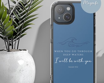 Può includere: Una custodia per telefono blu con un design a onda bianca e il testo "WHEN YOU GO THROUGH DEEP WATERS I will be with you ISAIAH 43:2". La custodia è compatibile con MagSafe.