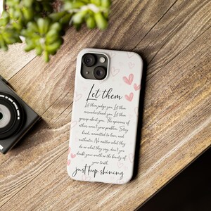Pu&ograve; includere: Custodia per telefono bianca con cuori rosa e il testo "Let them Let them judge you. Let them misunderstand you. Let them gossip about you. The opinions of others aren't your problem. Stay kind, committed to love, and authentic. No matter what they do or what they say, don't you doubt your worth or the beauty of your truth. Just keep shining."