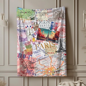 Könnte beinhalten: Eine dekorative Tagesdecke mit einer Collage von Pariser Bildern. Das Design umfasst den Eiffelturm, Karten, Stempel und die Wörter "Paris" und "France". Die Farbpalette ist hauptsächlich rosa, weiß und rot, mit Akzenten in Grün und Gelb.