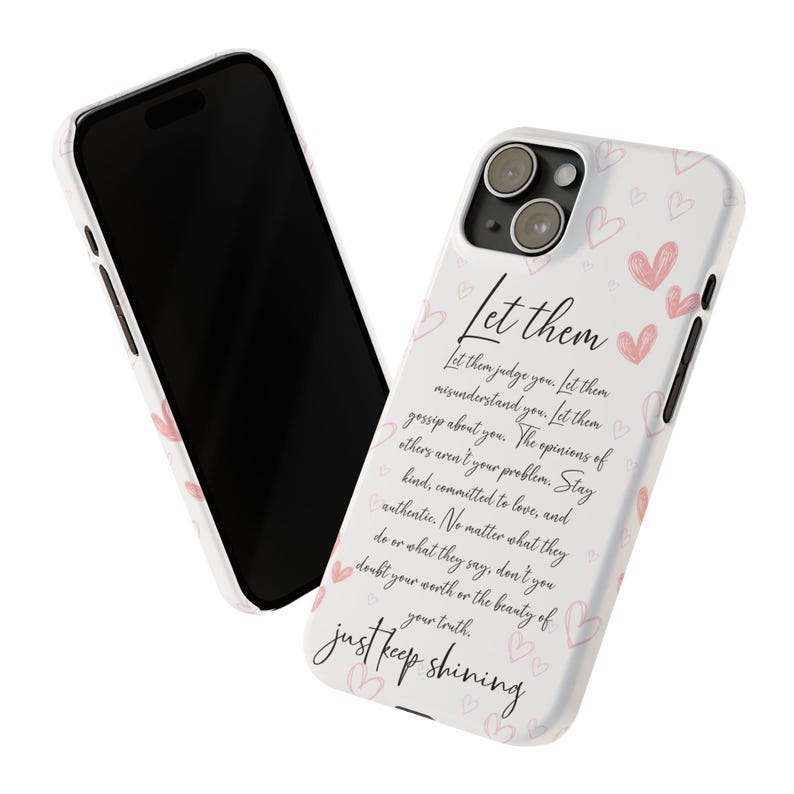 Pu&ograve; includere: Una custodia per iPhone bianca con un design a forma di cuore rosa e bianco. La custodia presenta una citazione che recita: "Lascia che ti giudichino. Lascia che ti fraintendano. Lascia che parlino di te. Le opinioni degli altri non sono il tuo problema. Rimani gentile, impegnato nell'amore e autentico. Non importa cosa facciano o cosa dicano, non dubitare del tuo valore o della bellezza della tua verit&agrave;. Continua a brillare."