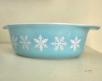 Set of 4- Pyrex Snowflake and Amish ButterPrint dishes