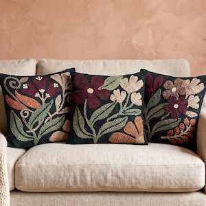 Mönsterpaket med stämningsfulla blommönster, mörka botaniska kudddesigner, texturerad mattkrokning i PDF-format, jordnära heminredningsmönster för hemmafixare