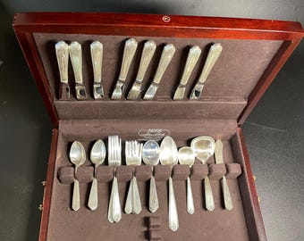 Cubiertos de plata esterlina Westmorland con el diseño Lady Hilton, 44 piezas.