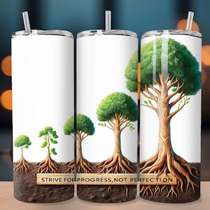 Puede incluir: Vaso blanco con pajita que presenta un diseño de crecimiento de árboles. El diseño muestra árboles en varias etapas de crecimiento, con raíces y el texto "Strive for Progress, Not Perfection" en un letrero de madera. Los árboles son verdes y marrones.