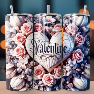 Könnte beinhalten: Drei Valentinstagsbecher mit Blumendesign. Jeder Becher hat rosa Rosen, weiße Blumen und ein Herz mit dem Wort "Valentine". Die Becher haben einen Strohhalm. Das Design ist in Rosa- und Blautönen gehalten.