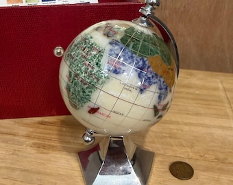 Globo terráqueo de piedras semipreciosas Kalifano (con caja de regalo)