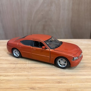 Dodge Charger Daytona R/T (arancione) / Auto pressofusa Welly 1:24