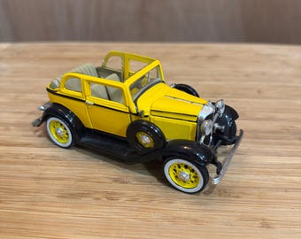 1932 Ford Convertible Sedan (Blue) | 1:32 National Motor Museum Diecast Car