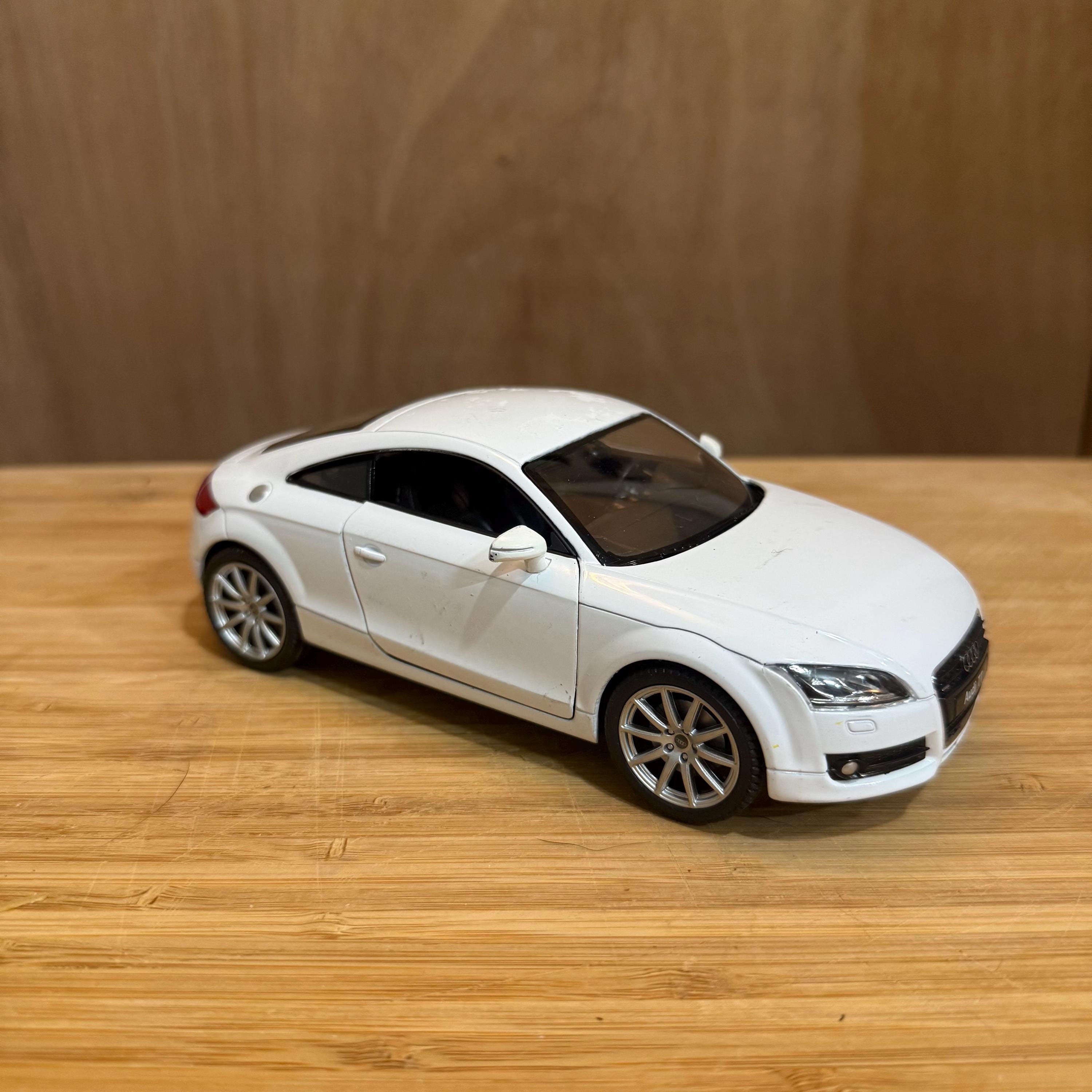 AUDI - Audi TT Coupe ミニカー 1/24 WELLY製 ホワイト 1/24 Welly FX 2014 Audi TT (White) Diecast Car Model
