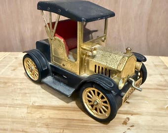 Ford Modelo T de 1917, clásico y radio de transistores AM.