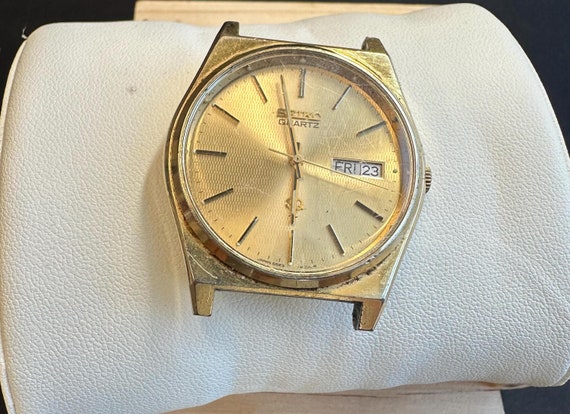 Seiko SQ Quartz Gold Tone Day Date Watch Bond Style 6983 8009
