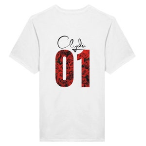 Könnte beinhalten: Weißes T-Shirt mit einem schwarzen und roten Design. Das Design zeigt das Wort "Clyde" in Kursivschrift und die Zahl "01" mit einem roten Rosenmuster.