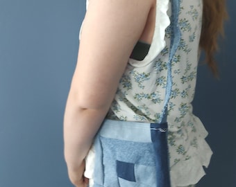 Bolso bandolera acolchado de mezclilla reconstruido hecho a mano en azul