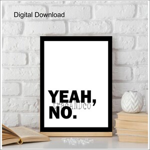 Może przedstawiać: Oprawiony wydruk z napisem "YEAH, NO." pogrubioną czcionką. Wydruk jest wyświetlany na drewnianym stojaku, z białym tłem. Słowa "tracANDco" są w wyblakłej szarej czcionce. Pobieranie cyfrowe.