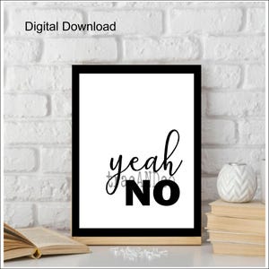 Może przedstawiać: Oprawiony wydruk z napisami "yeah" i "NO" w czarnym skrypcie i pogrubionej czcionce, odpowiednio, na białym tle. Wydruk jest wyświetlany na drewnianym stojaku na tle białej ceglanej ściany. Słowa "Digital Download" znajdują się w lewym górnym rogu.