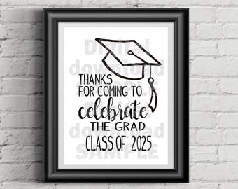 Puede incluir: Un cartel imprimible en blanco y negro con un gorro de graduación y el texto "Gracias por venir a celebrar la graduación de la clase de 2025".