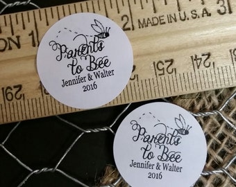 PETIT AUTOCOLLANT de 2,5 cm (1 po.) de Parents to Bee AUTOCOLLANT personnalisé cadeau pour baby shower choisissez votre quantité