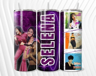 Könnte beinhalten: Drei lilafarbene Edelstahlbecher mit Bildern von Selena Quintanilla. Die Becher zeigen verschiedene Fotos von Selena, darunter ein Foto von ihr beim Singen auf der Bühne, ein Foto von ihr in einem schwarzen Outfit und ein Foto ihres Albumcovers. Die Becher zeigen auch das Wort "Selena" in weißen Buchstaben.