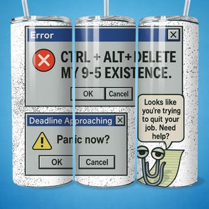 Peut inclure: Un gobelet blanc avec un design humoristique sur le thème de l'ordinateur. Le design comprend des messages d'erreur simulés et le texte "CTRL+ALT+DELETE MY 9-5 EXISTENCE." Une bulle de dialogue dit : "On dirait que vous essayez de quitter votre travail. Besoin d'aide ?"