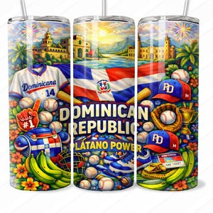 Könnte beinhalten: Ein Becher mit einem lebendigen Design mit Bildern der Dominikanischen Republik. Das Design umfasst ein Baseball-Trikot, Basebälle, eine Flagge und den Text "Dominican Republic". Weitere Elemente sind Baseballkappen, ein Handschuh und ein Ticket.
