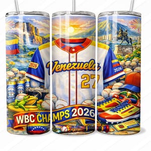 Pode incluir: Um copo com tema de beisebol com uma camisa de beisebol venezuelana com o número 27 e a palavra "Venezuela". O design inclui bolas de beisebol, um boné de beisebol e um par de chuteiras de beisebol. O copo também tem o texto "WBC CHAMPS 2026".