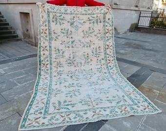 Handmade Vintage Turkish Oushak Rug: 6x8.6 ft, Pastel Tribal Design