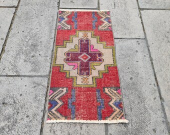 Alfombra turca vintage pequeña: felpudo azteca rojo (1,3 x 2,5 pies)