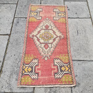 Petit tapis turc vintage : tapis d'entrée rouge, tissé à la main (1,5 x 3,1 pi.)